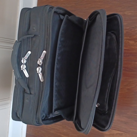 Foray Rolling Laptop/Computer/Pilot/Flight Travel Bag. Multiple Partitions - Picture 9 of 16